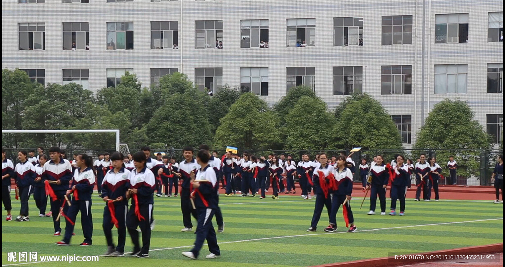 迎面走來的中學(xué)生