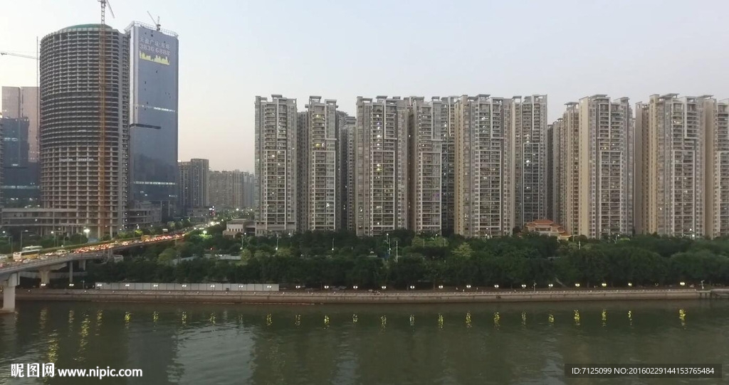 航拍河濱居民樓