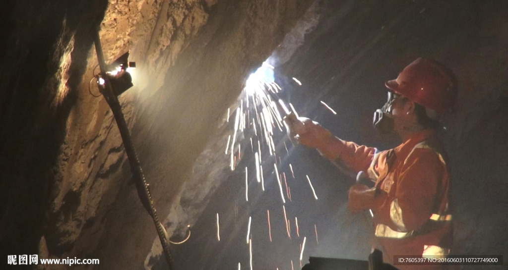 中鐵鐵建斜井隧道工夯實(shí)拱架電焊