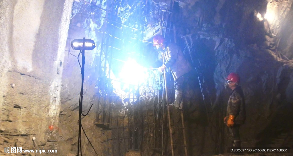 中鐵鐵建斜井隧道工夯實(shí)拱架電焊