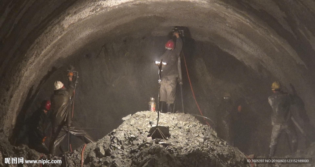 中鐵鐵建斜井隧道工洞口開挖鉆孔