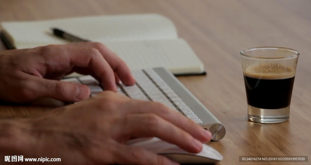 男人在键盘上打字