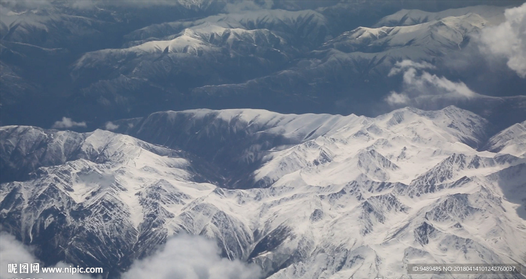 飞机上航拍高原雪山