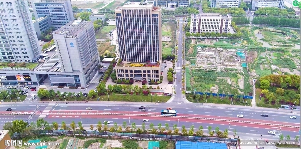 城市俯拍公路上行駛的汽車視頻