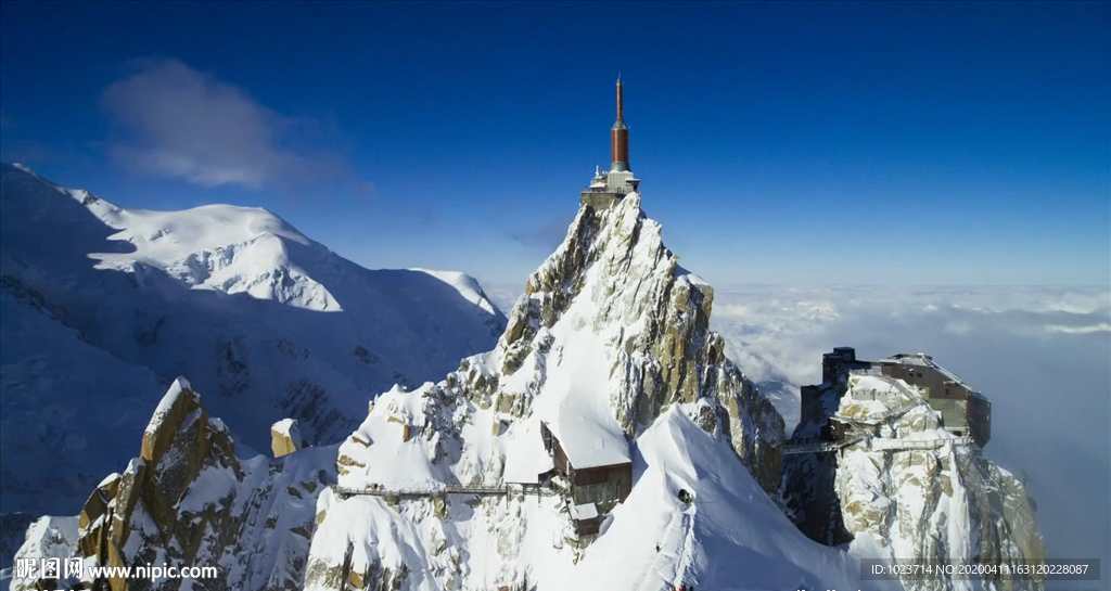 航拍雪山高塔
