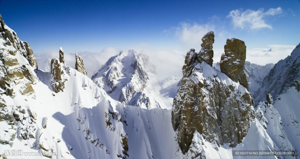 航拍雪山