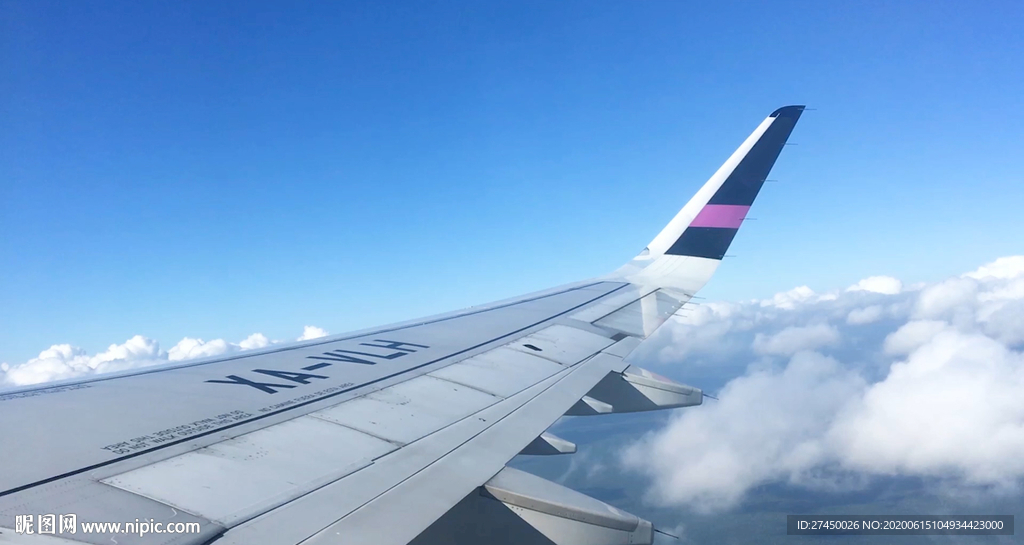 從飛機的窗戶望著天空