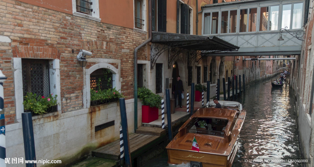 威尼斯的一条运河与游客船