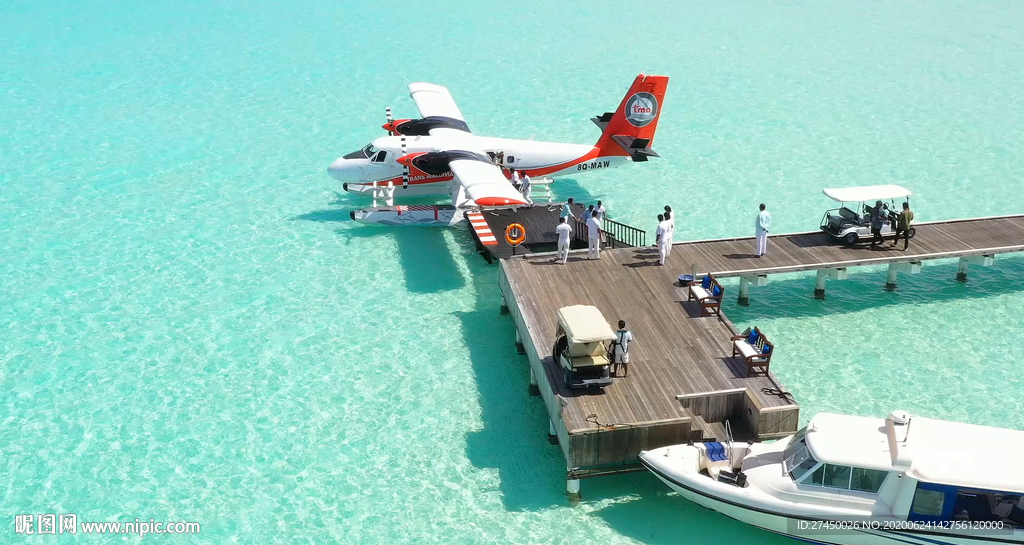游客下车在码头上的水上飞机