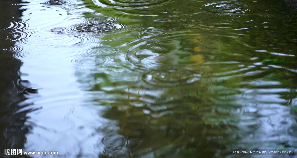 小河滴水下雨视频