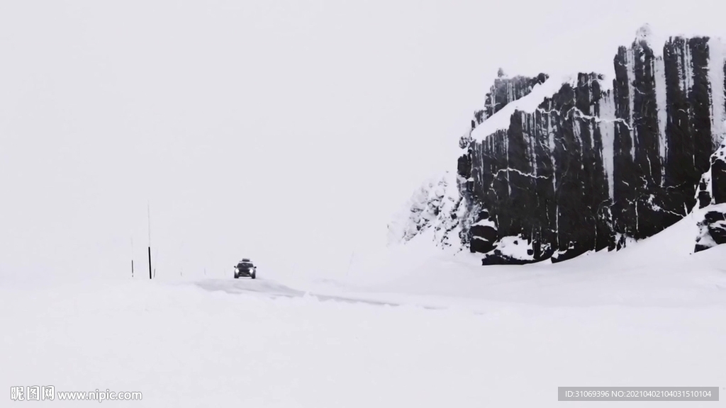 汽车经过积雪覆盖的山丘