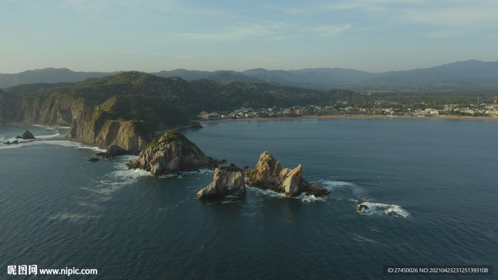 海岸及其浮雕全景 大海 島嶼