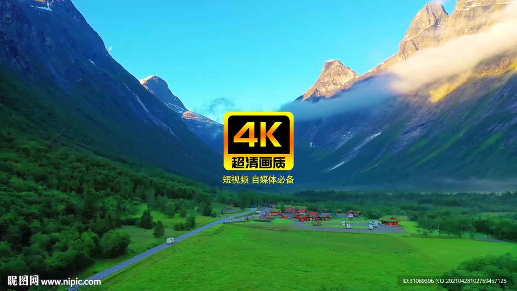短視頻素材汽車(chē)行駛在山谷小鎮(zhèn)