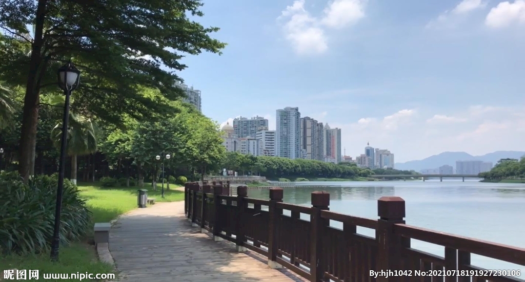 清遠清城江心島沿岸碧水藍天江景