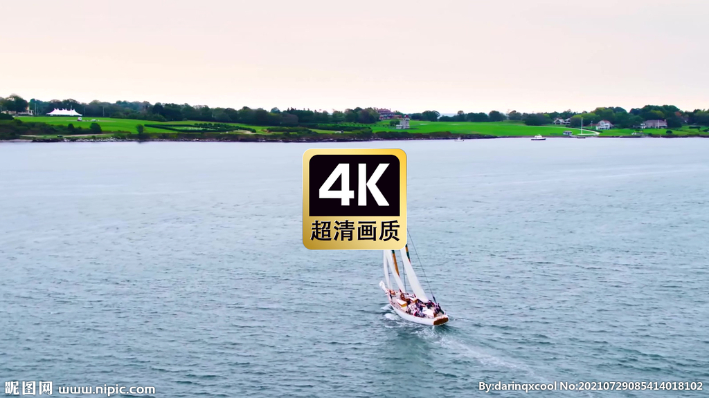 航拍海上航行的帆船