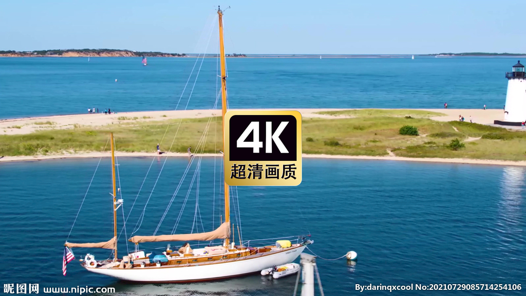 航拍海岸邊上的帆船