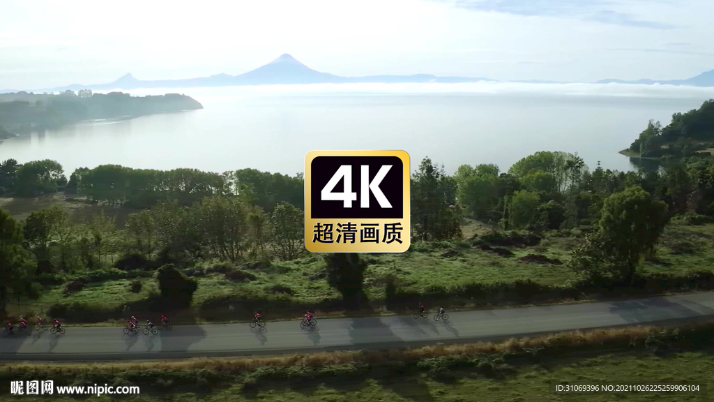 航拍山路上的自行車運(yùn)動(dòng)員車隊(duì)