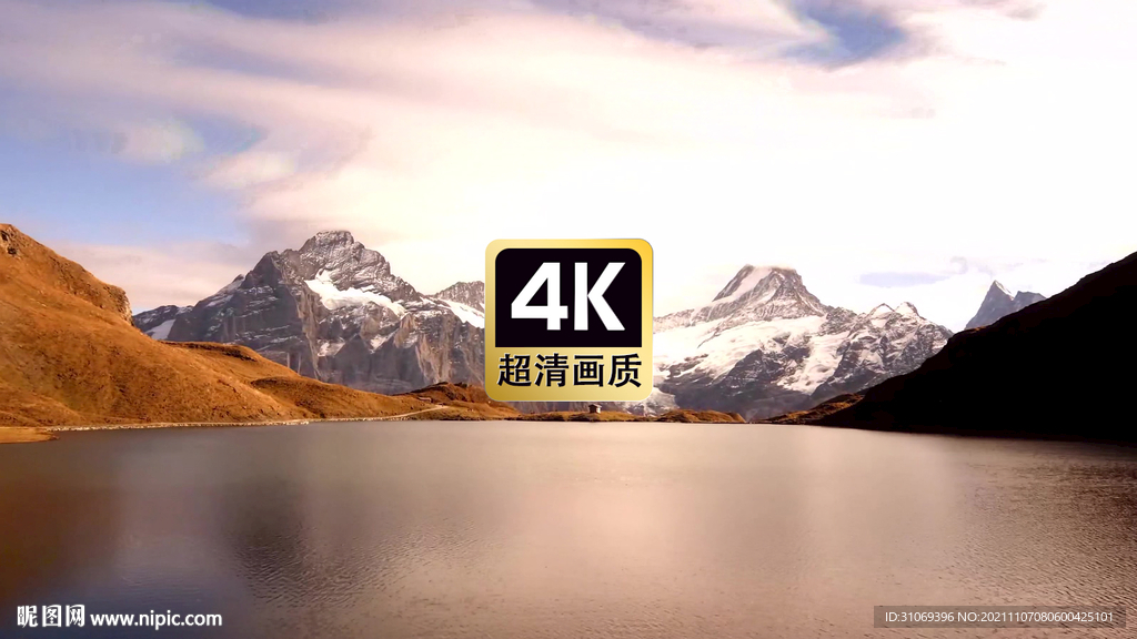 航拍遠山湖面上飄過的云海
