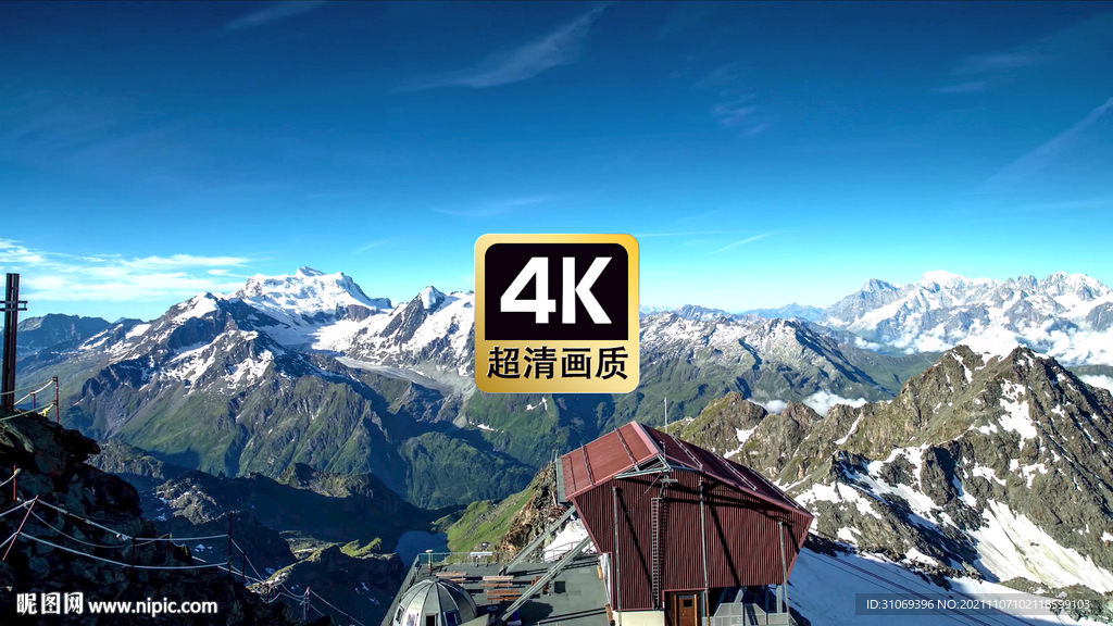 航拍雪山頂上紅色房屋