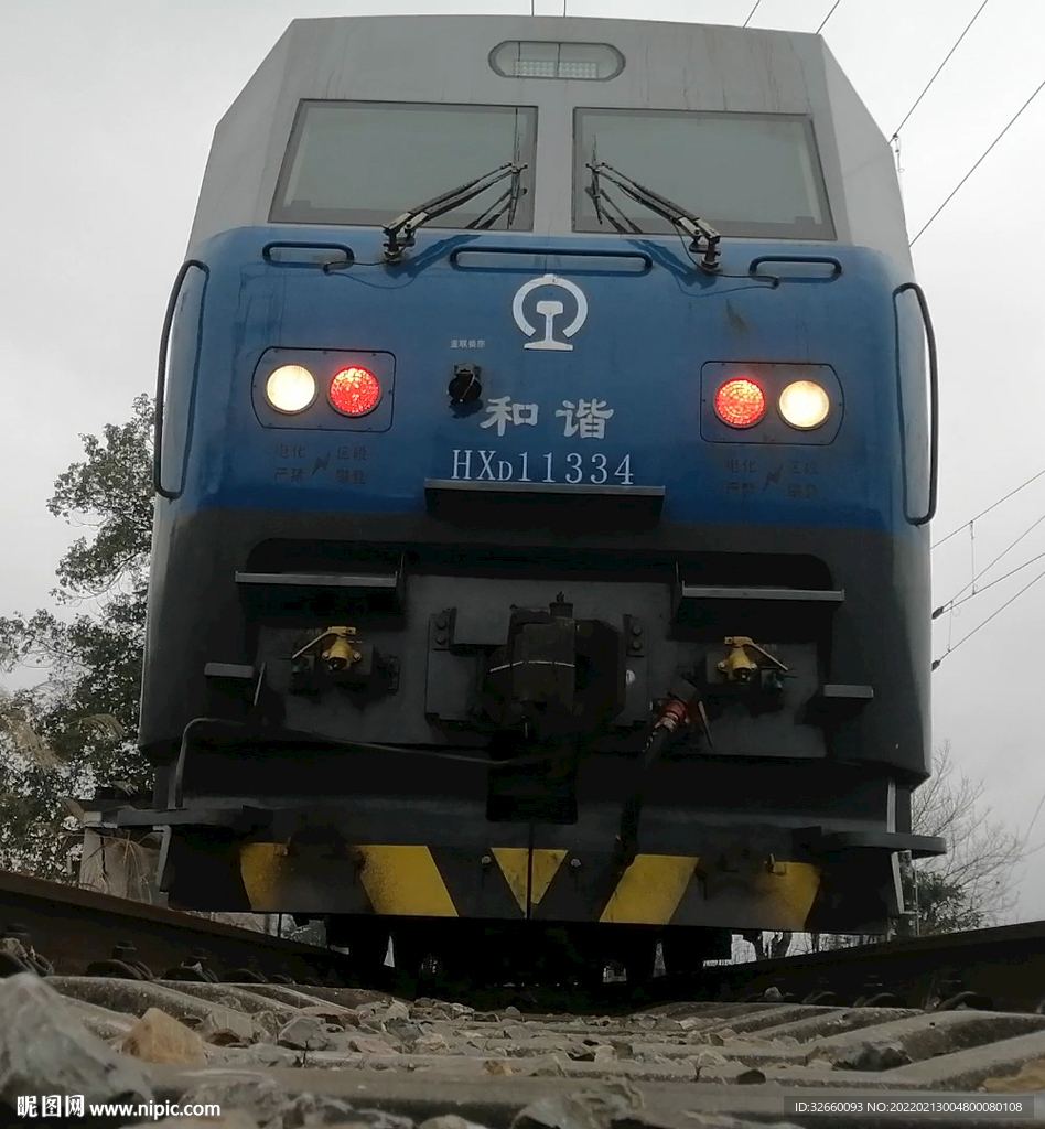 高清的底部拍攝火車慢速通過
