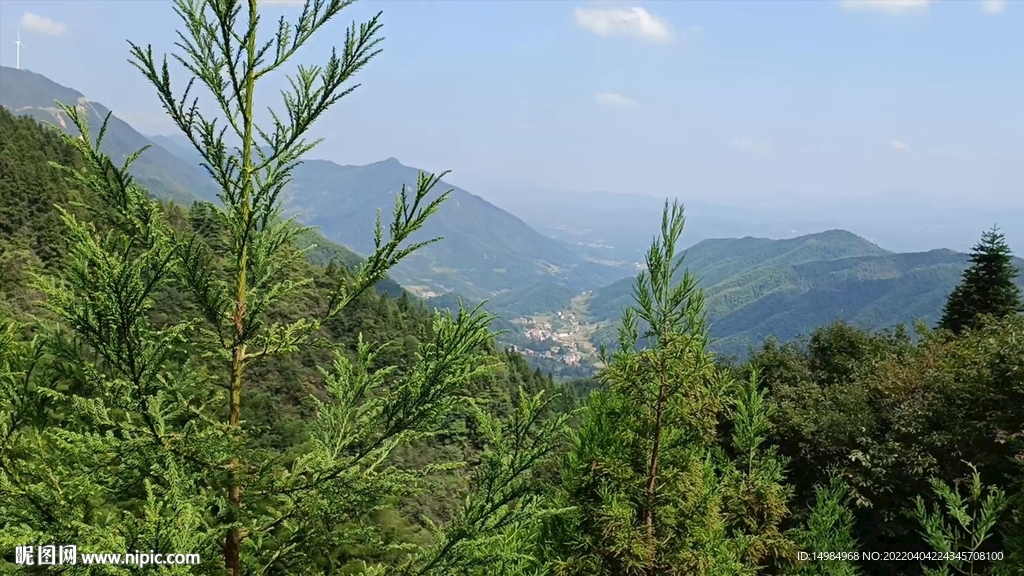 綠色的大山頂上俯視