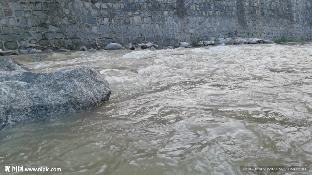 4K高清奔流不息的秦嶺山間河水