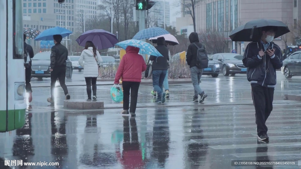 雨中打伞的行人