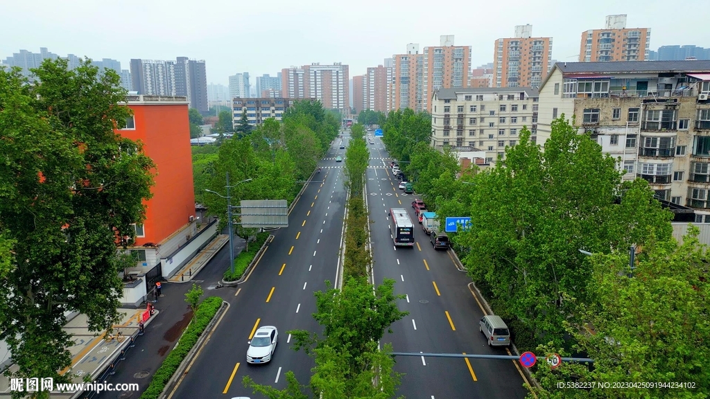 城市春天道路綠化航拍視頻
