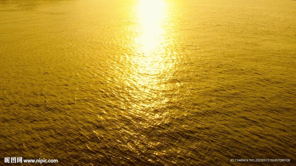 大海金色海面波澜左移方向日出