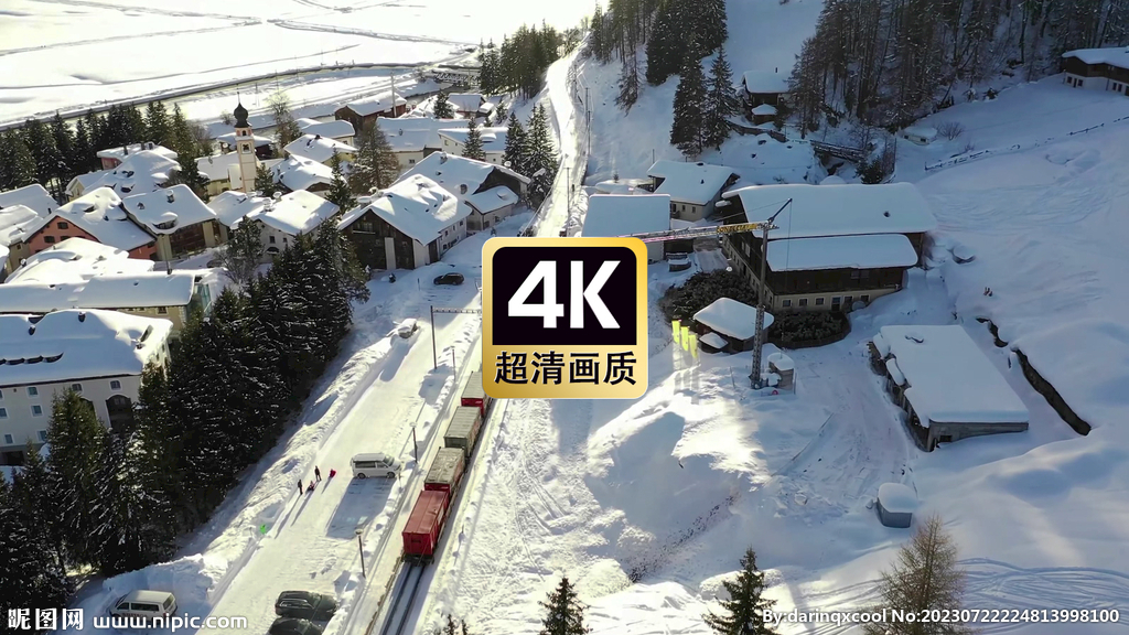  在冬日山間村莊飛馳的列車