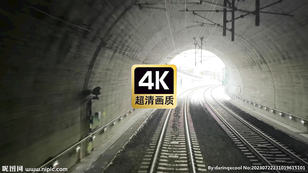 高速列車沖出隧道瞬間