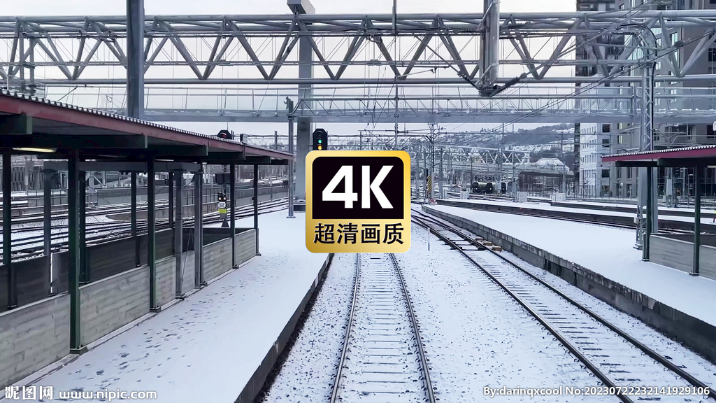 冬日鐵路上高速行駛的列車
