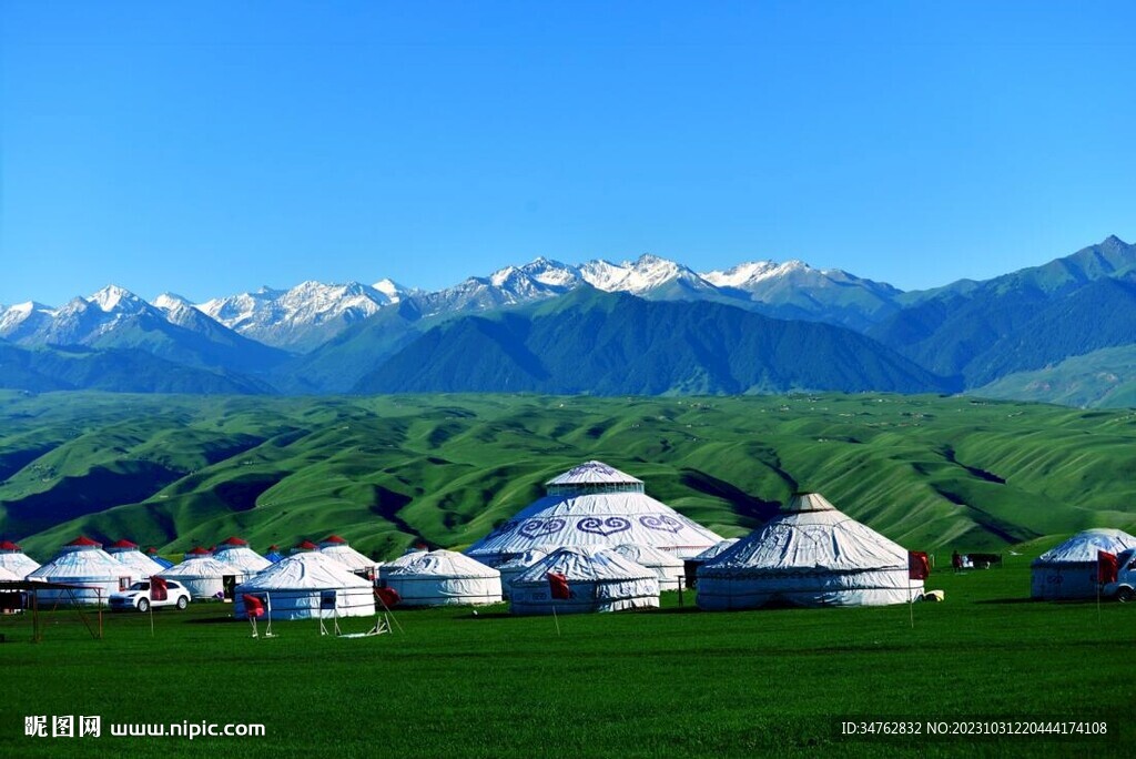 草原雪山蒙古包背景