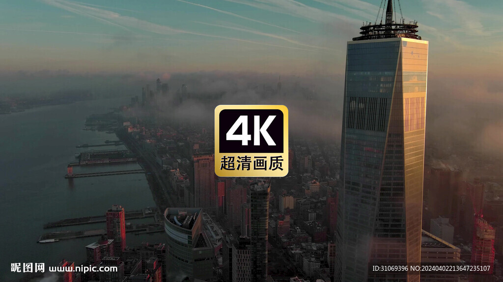 夕陽下海濱城鎮建筑群