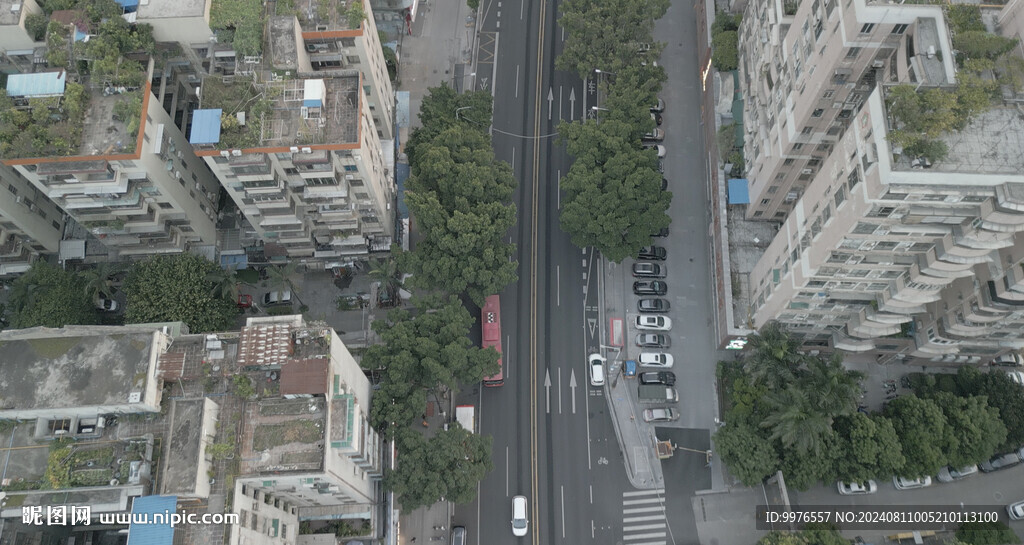 俯瞰城市馬路居民區(qū)后退上升航拍