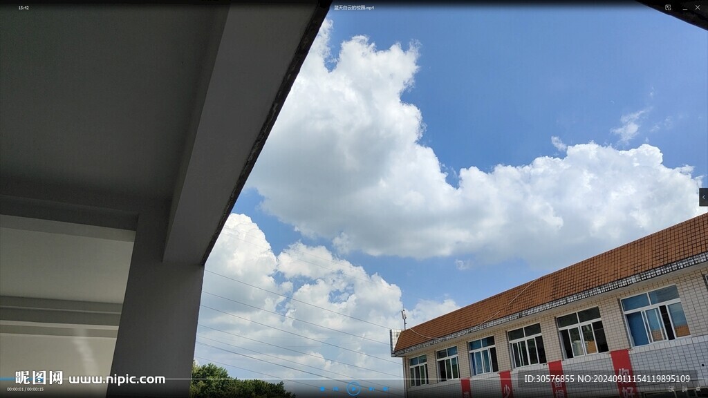 透過校園看天空