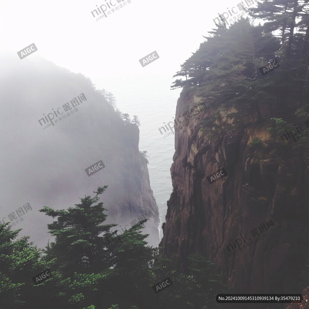 云霧繚繞的山崖絕景