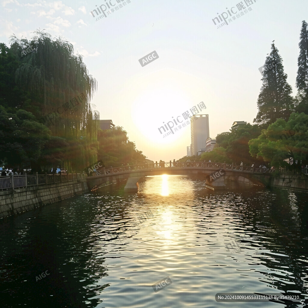 夕陽下的城市河道