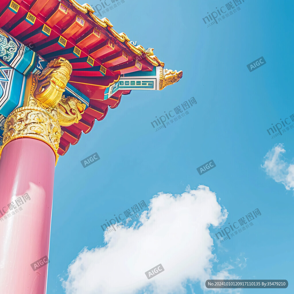 飛檐藍(lán)天紅柱子