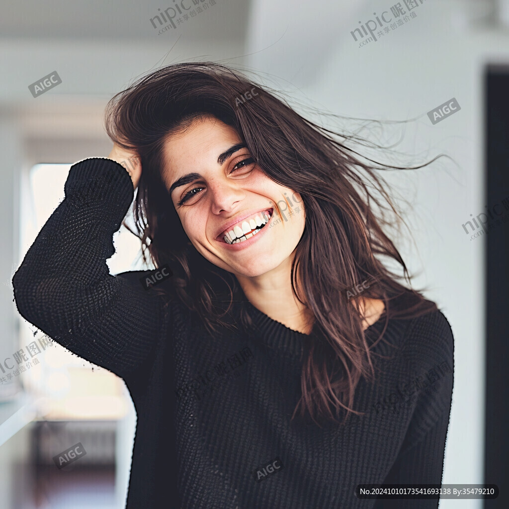 撩頭發(fā)的美女