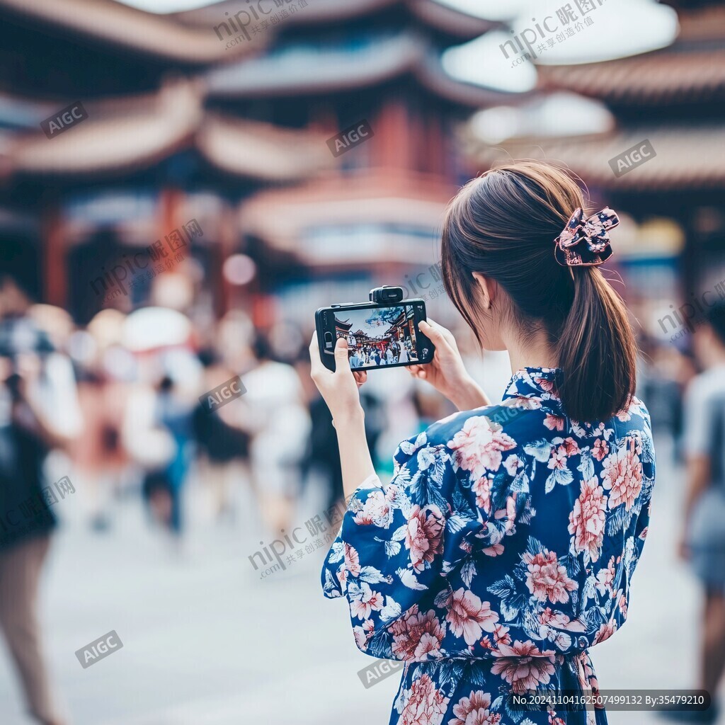 正在拍照的少女