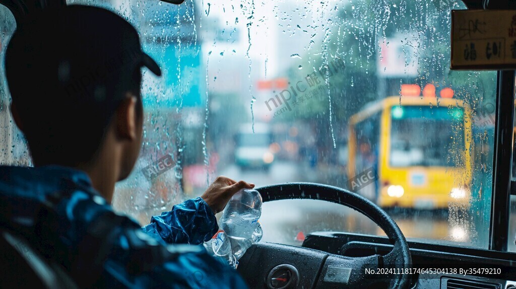 雨中載客