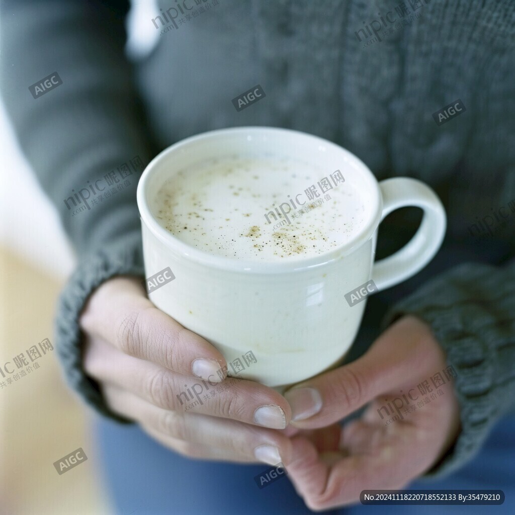 手里的一杯拿鐵咖啡