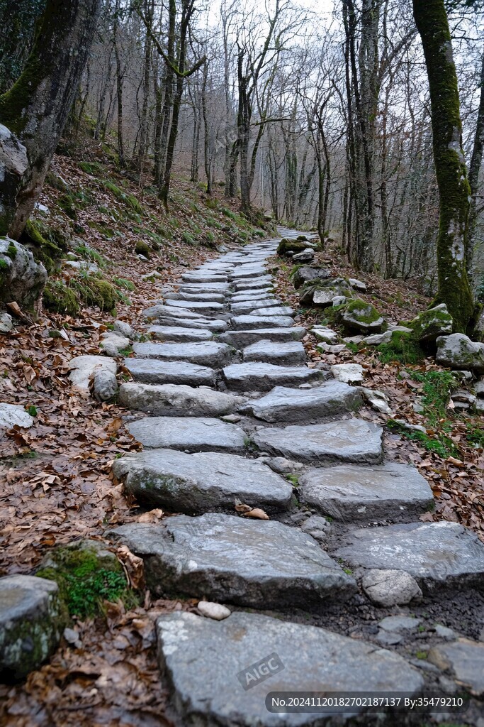 登山卵石路