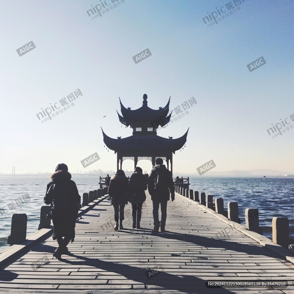 棧橋游人剪影
