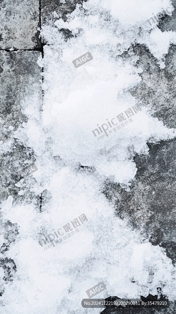 瓦片上的雪