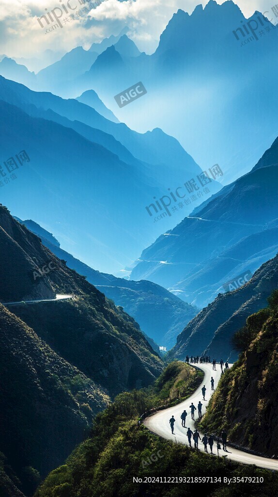 山間路上的騎車隊伍