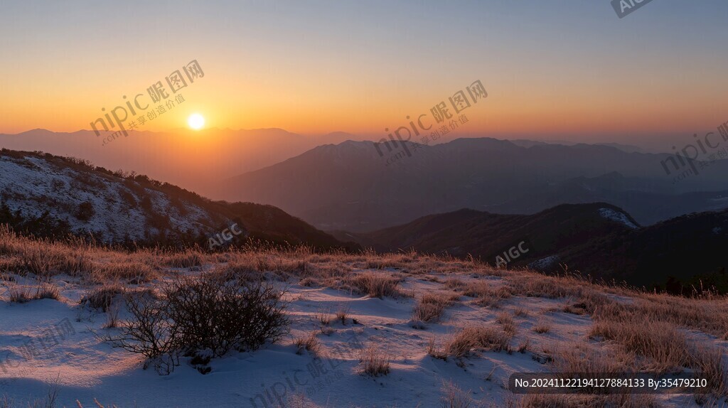 日出東方大山雪景
