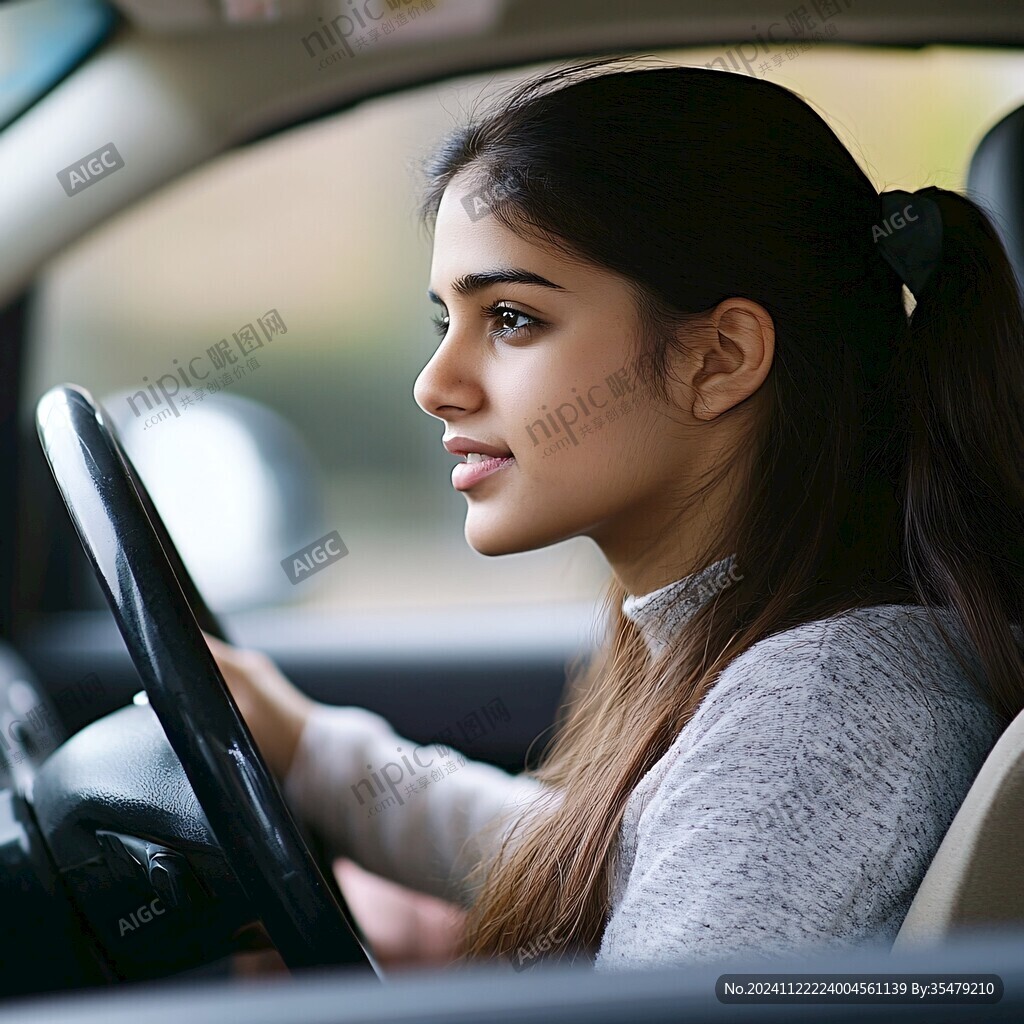 美女在開車