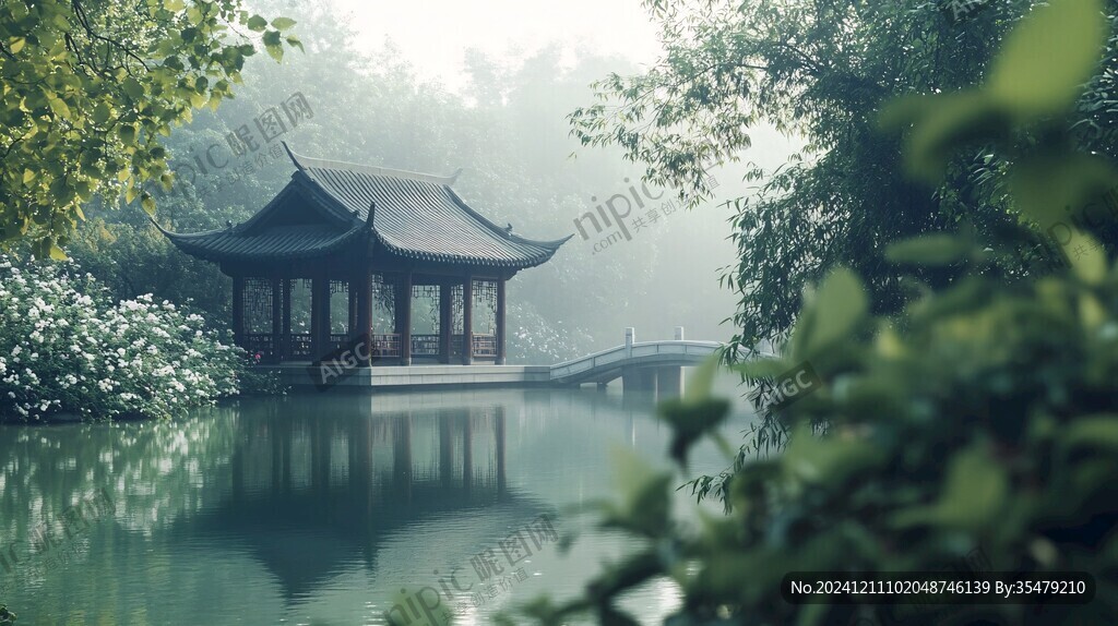 晨霧中的懷思亭